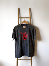 Cargar imagen en el visor de la galería, Remera Corazón Florecido
