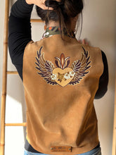 Cargar imagen en el visor de la galería, Chaleco de cuero Caramelo - Corazon con Alas
