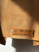Cargar imagen en el visor de la galería, Chaleco de cuero Caramelo - Corazon con Alas
