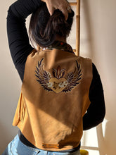 Cargar imagen en el visor de la galería, Chaleco de cuero Caramelo - Corazon con Alas
