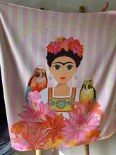 Cargar imagen en el visor de la galería, Pañuelo de Seda - Frida Donde no puedas amar no te demores
