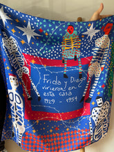 Cargar imagen en el visor de la galería, Pañuelo de Seda - Frida y Diego vivieron en esta casa Azul

